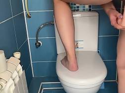 6 min - Wet jumps dildo toilet