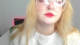 show legs close huge