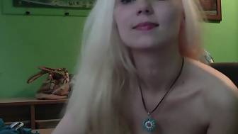 blondie spreads legs solo