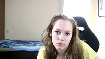 gamer girlie tries play